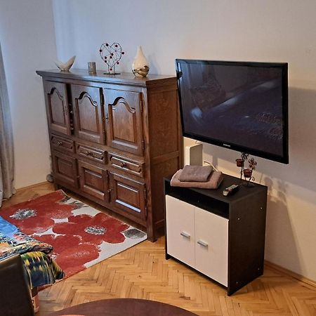 Lovely 1 Bedroom Apartment In City Centre, Sleeps 4 ! Турда Екстериор снимка