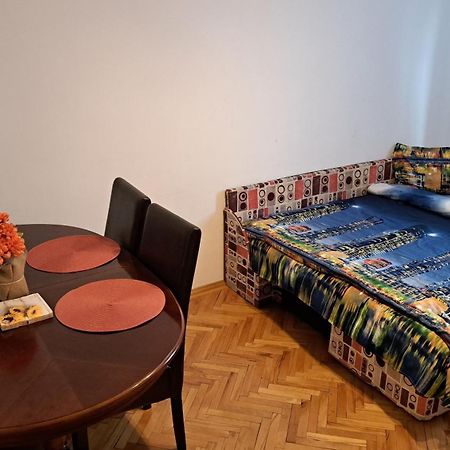 Lovely 1 Bedroom Apartment In City Centre, Sleeps 4 ! Турда Екстериор снимка