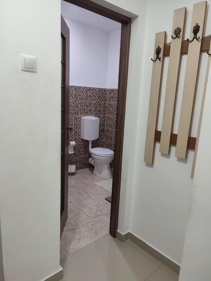 Lovely 1 Bedroom Apartment In City Centre, Sleeps 4 ! Турда Екстериор снимка