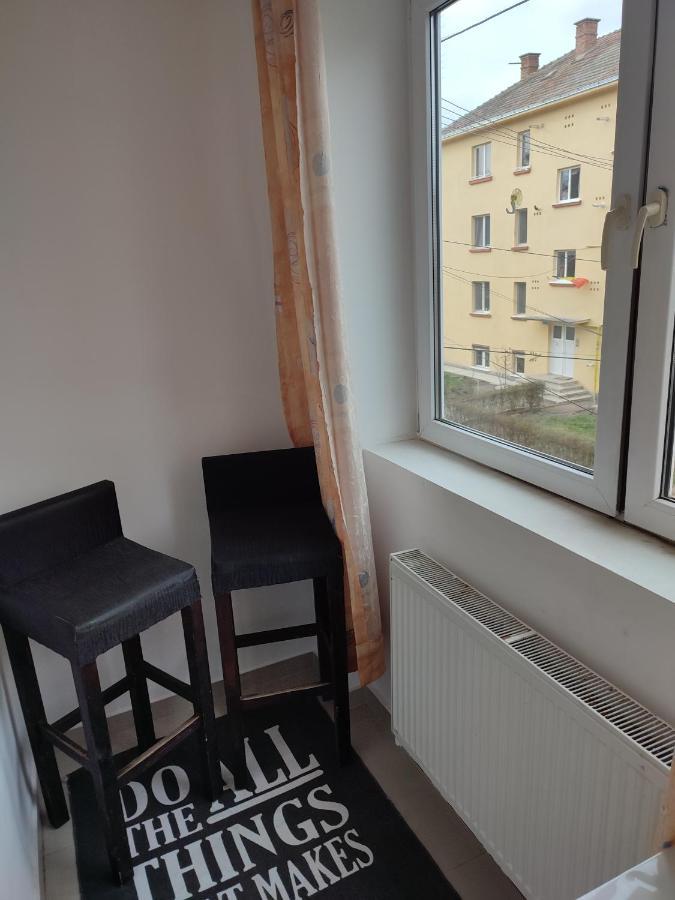 Lovely 1 Bedroom Apartment In City Centre, Sleeps 4 ! Турда Екстериор снимка
