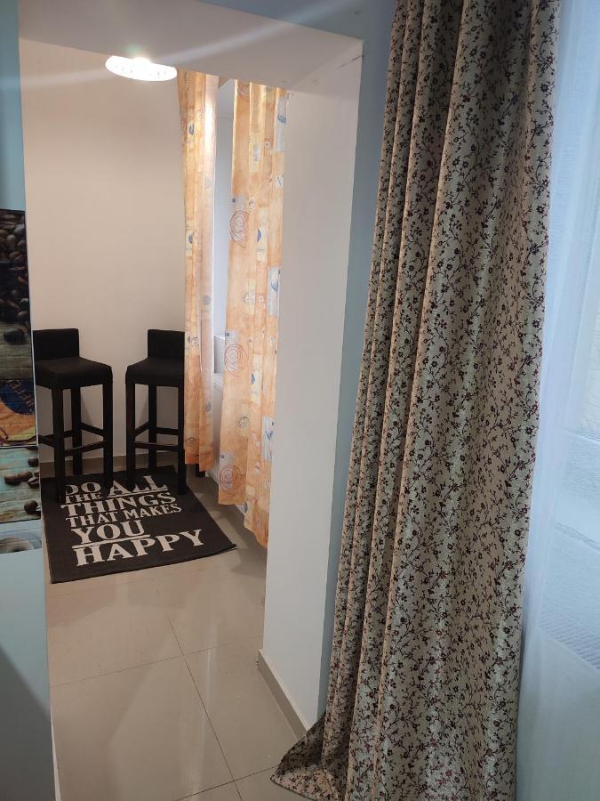 Lovely 1 Bedroom Apartment In City Centre, Sleeps 4 ! Турда Екстериор снимка