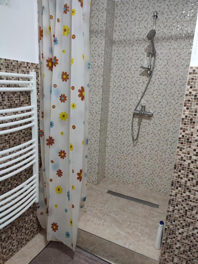 Lovely 1 Bedroom Apartment In City Centre, Sleeps 4 ! Турда Екстериор снимка