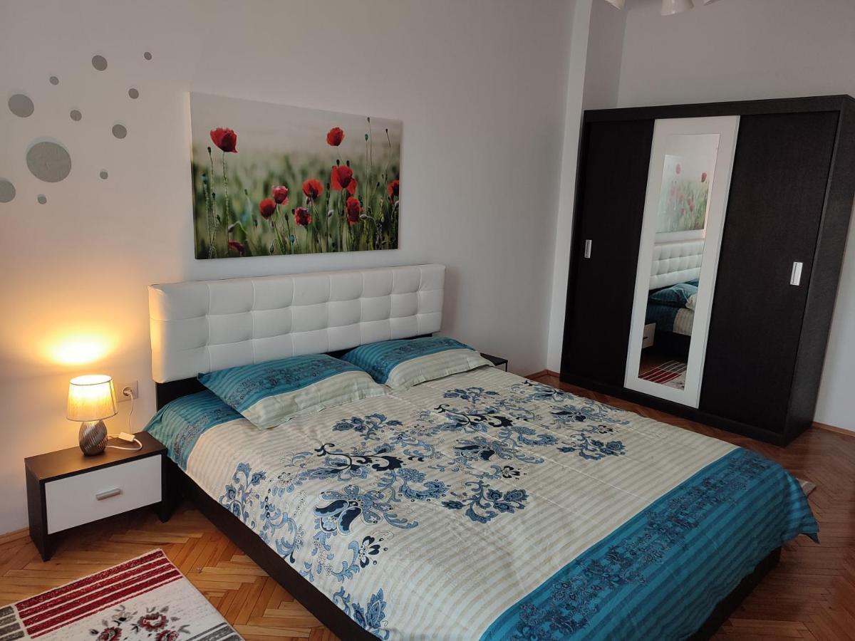 Lovely 1 Bedroom Apartment In City Centre, Sleeps 4 ! Турда Екстериор снимка