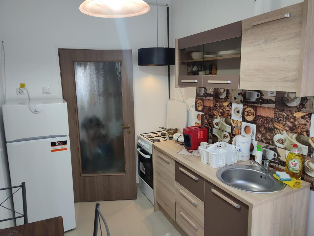 Lovely 1 Bedroom Apartment In City Centre, Sleeps 4 ! Турда Екстериор снимка