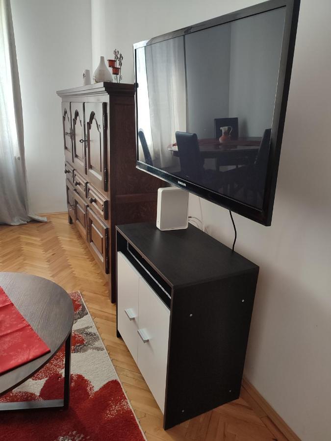 Lovely 1 Bedroom Apartment In City Centre, Sleeps 4 ! Турда Екстериор снимка