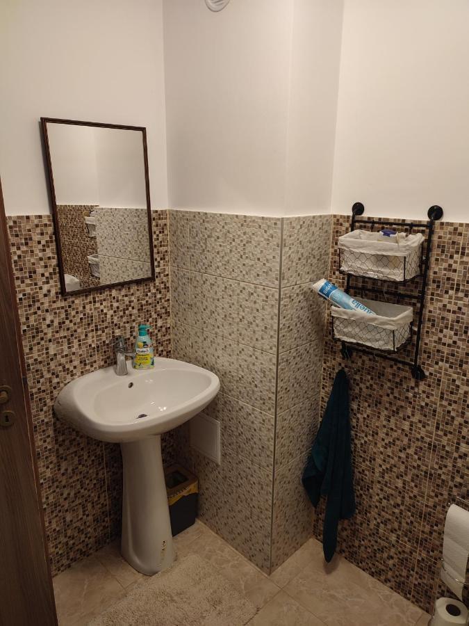 Lovely 1 Bedroom Apartment In City Centre, Sleeps 4 ! Турда Екстериор снимка