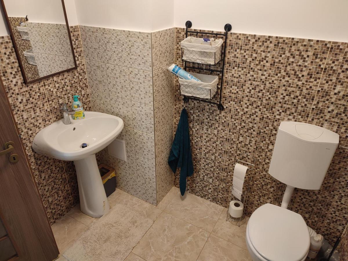 Lovely 1 Bedroom Apartment In City Centre, Sleeps 4 ! Турда Стая снимка