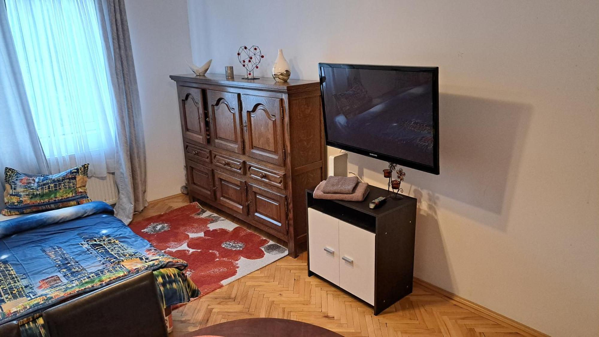 Lovely 1 Bedroom Apartment In City Centre, Sleeps 4 ! Турда Екстериор снимка
