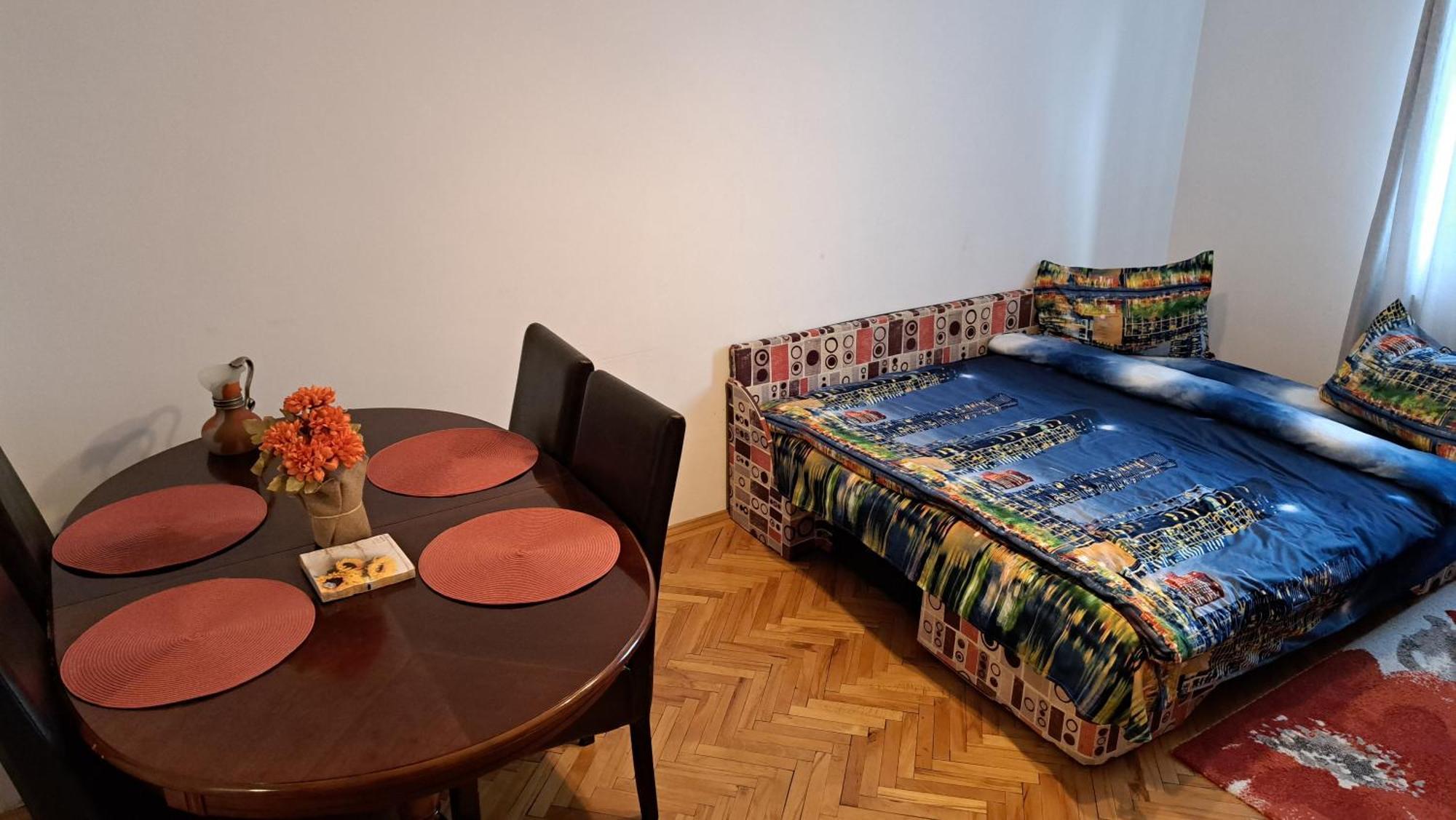 Lovely 1 Bedroom Apartment In City Centre, Sleeps 4 ! Турда Екстериор снимка
